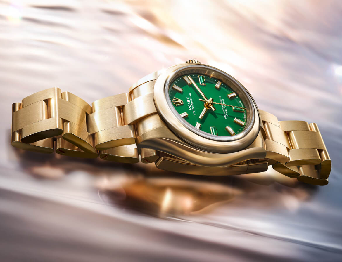 rolex-new-watches-2026-the-oyster-perpetual-28-and-34-m124205-0002-and-m276208-0002-ambiance-portrait